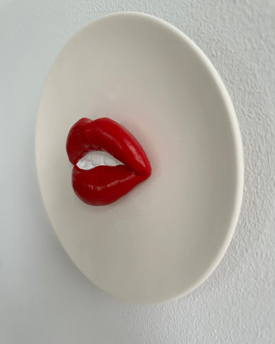 Keramieken bord met rode 3D mond – 16 cm handgemaakt
