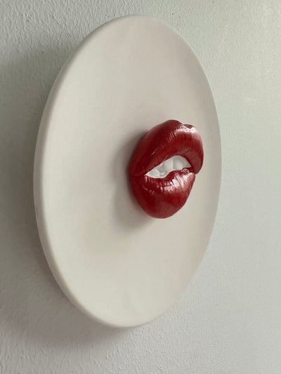 Keramieken bord met rode 3D mond – 16 cm handgemaakt