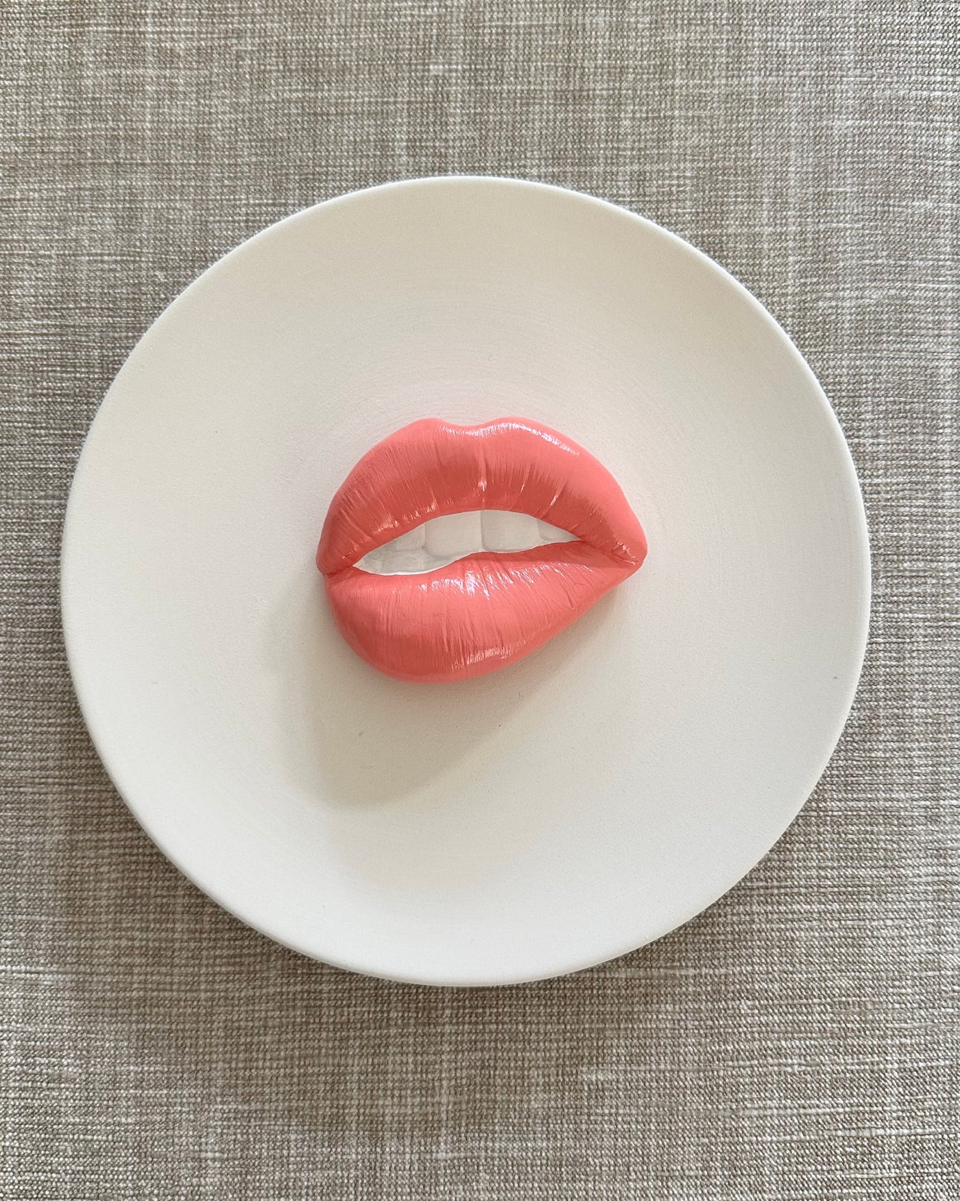 Keramieken bord off-white met roze 3D mond – 16 cm handgemaakt