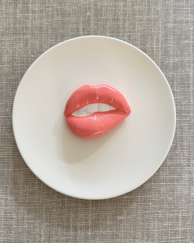 Keramieken bord off-white met roze 3D mond – 16 cm handgemaakt