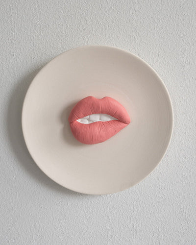 Keramieken bord off-white met roze 3D mond – 16 cm handgemaakt