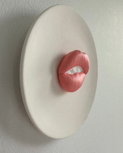 Keramieken bord off-white met roze 3D mond – 16 cm handgemaakt