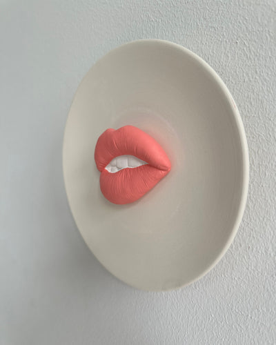 Keramieken bord off-white met roze 3D mond – 16 cm handgemaakt
