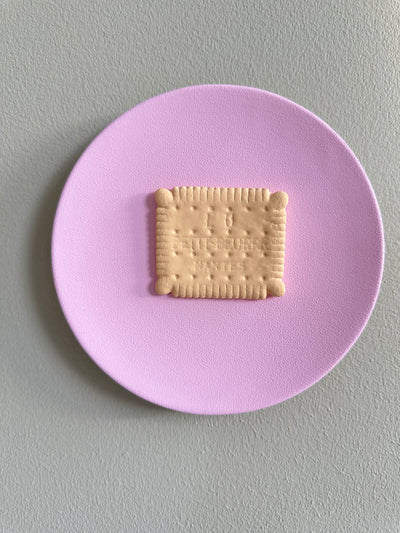 Keramieken bord licht roze met 3D Lu biscuit – 16 cm handgemaakt