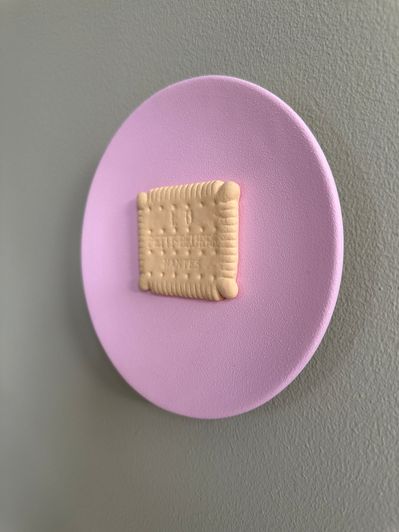 Keramieken bord licht roze met 3D Lu biscuit – 16 cm handgemaakt