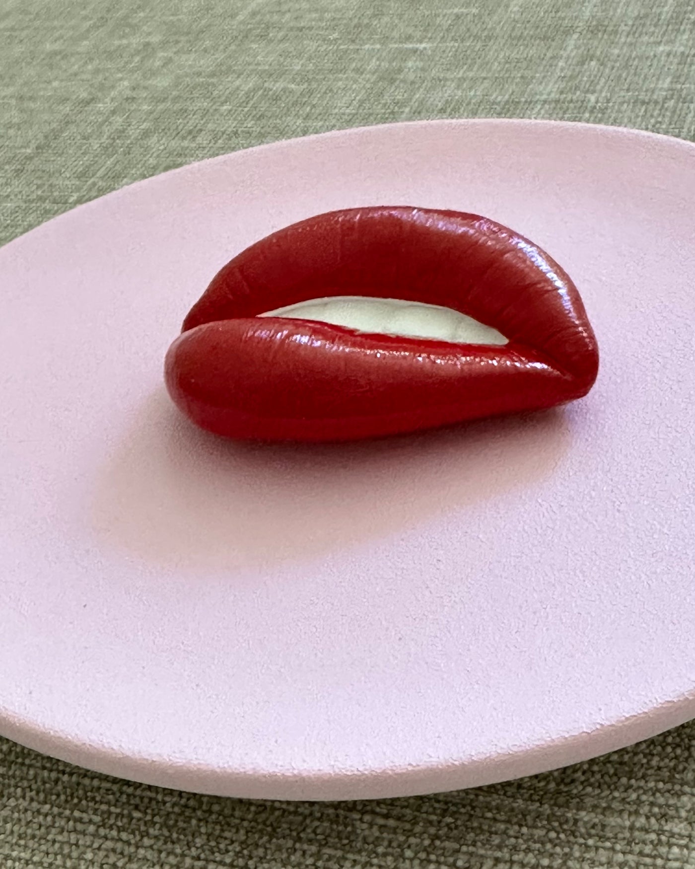 Keramieken bord licht roze met rode 3D mond – 16 cm handgemaakt