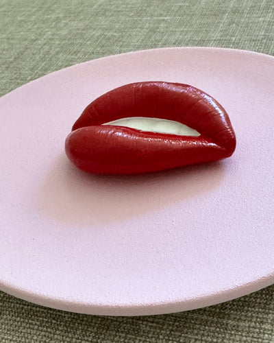Keramieken bord licht roze met rode 3D mond – 16 cm handgemaakt