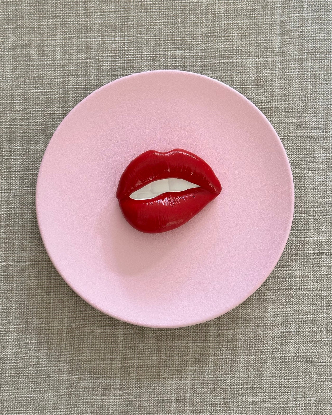 Keramieken bord licht roze met rode 3D mond – 16 cm handgemaakt