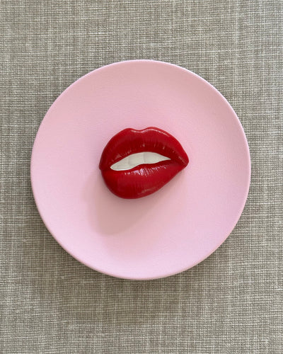 Keramieken bord licht roze met rode 3D mond – 16 cm handgemaakt