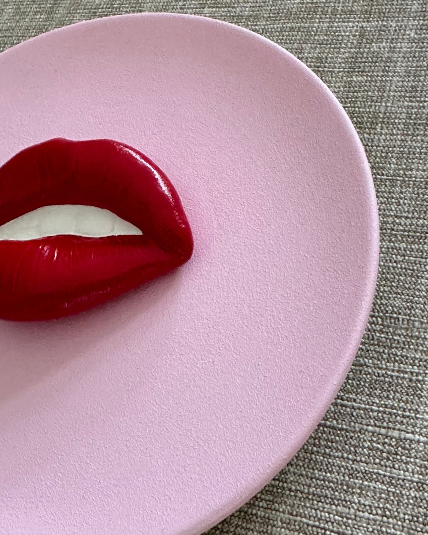 Keramieken bord licht roze met rode 3D mond – 16 cm handgemaakt
