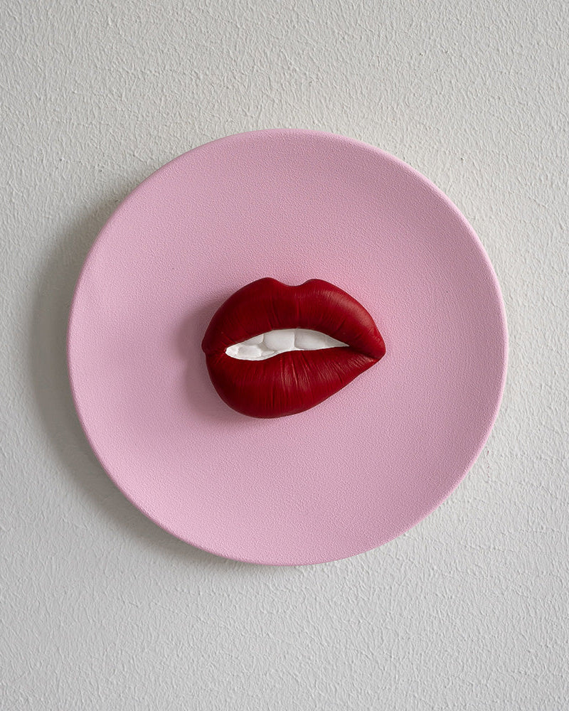 Keramieken bord licht roze met rode 3D mond – 16 cm handgemaakt