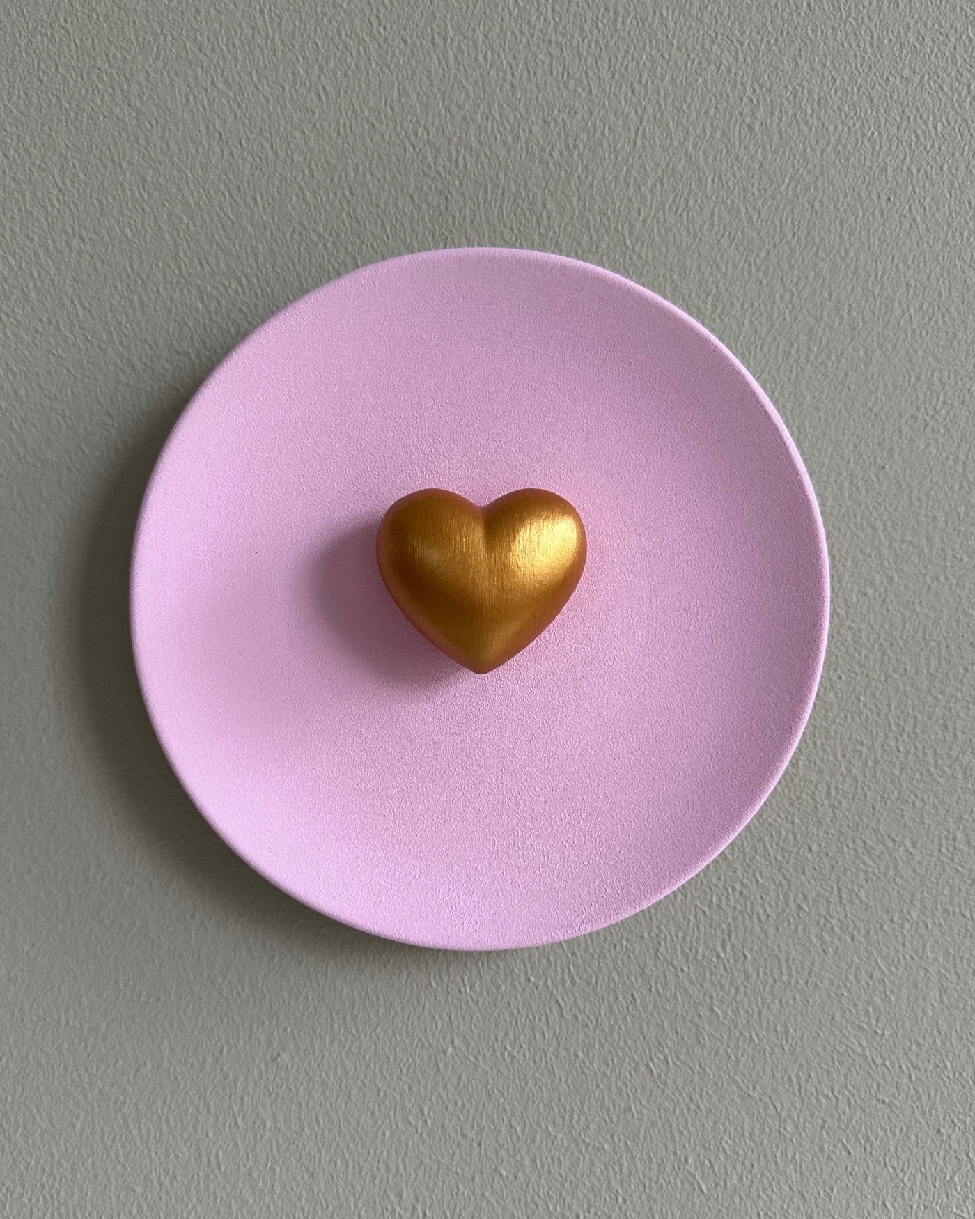 Keramieken bord roze met gouden 3D hart – 16 cm handgemaakt