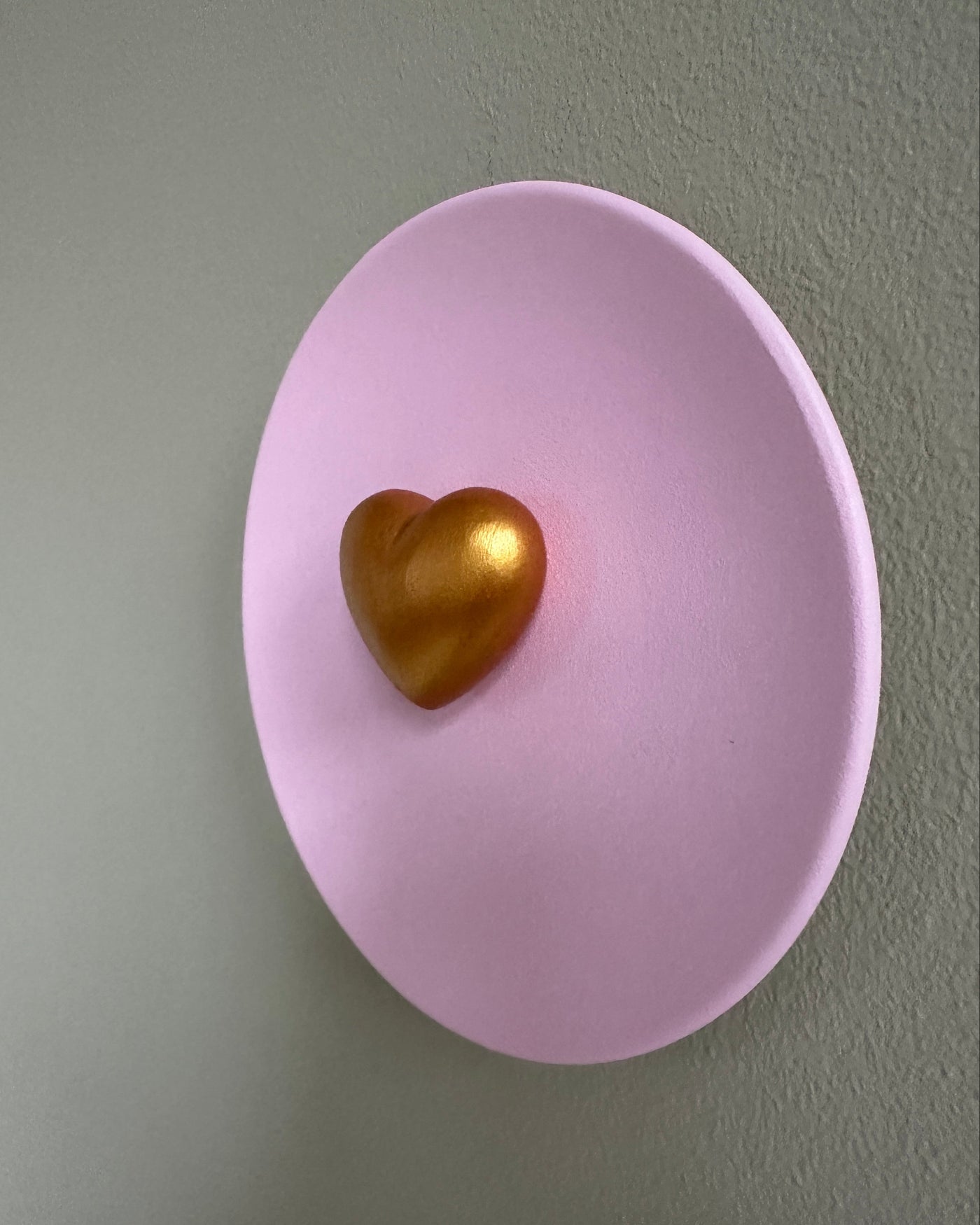 Keramieken bord roze met gouden 3D hart – 16 cm handgemaakt