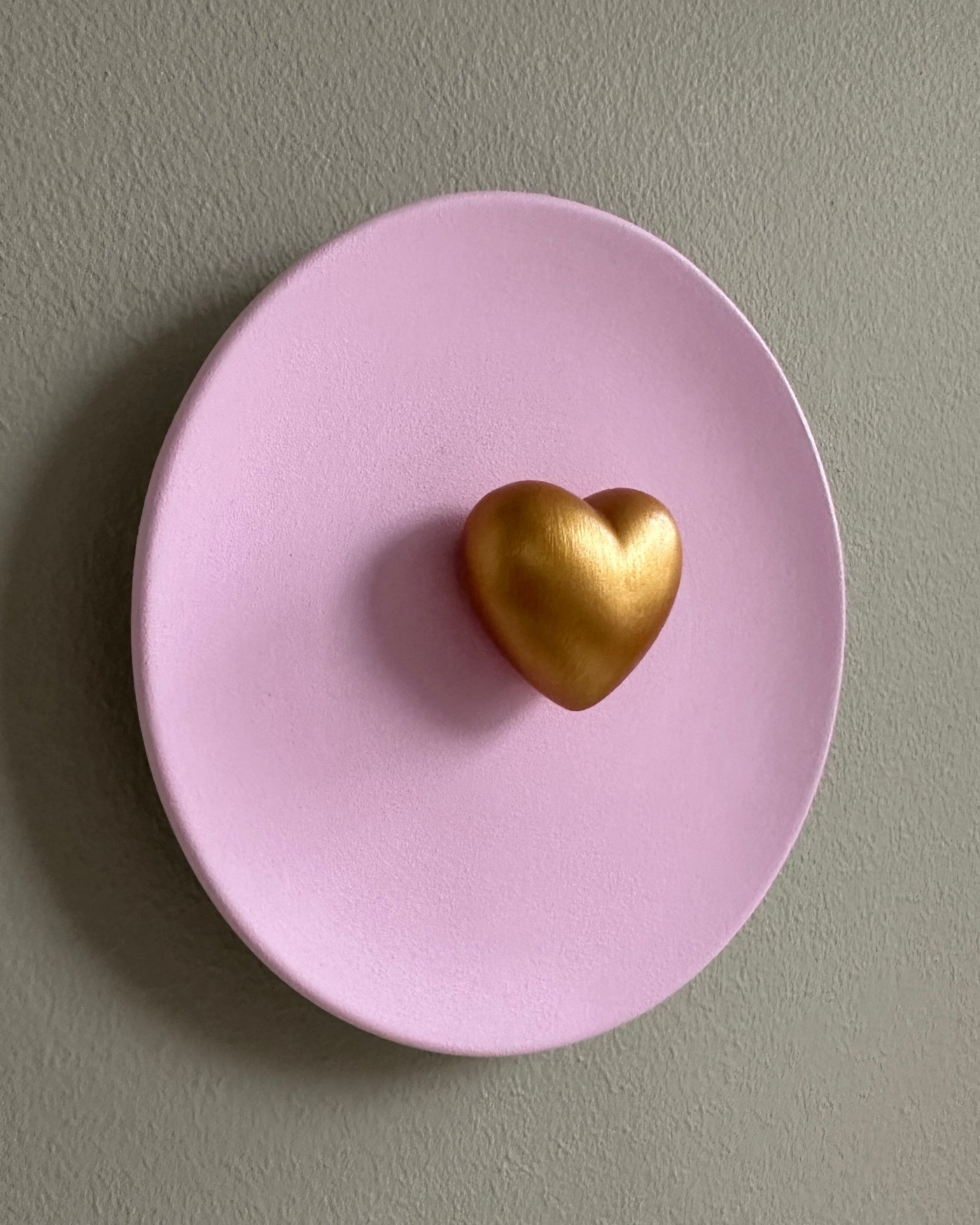 Keramieken bord roze met gouden 3D hart – 16 cm handgemaakt