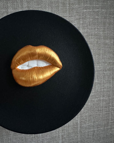 Keramieken bord zwart met gouden 3D mond – 16 cm handgemaakt