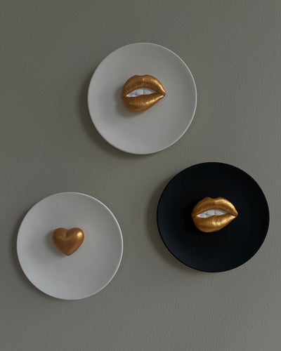 Keramieken bord zwart met gouden 3D mond – 16 cm handgemaakt