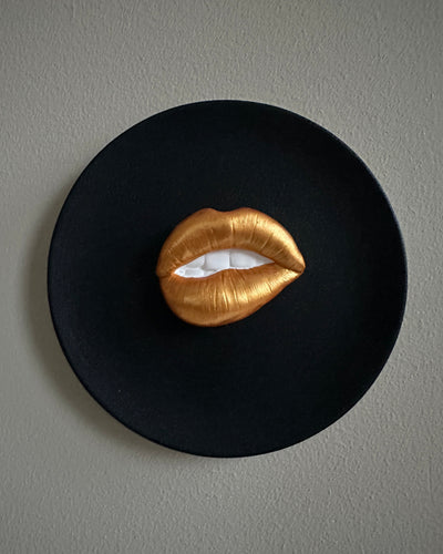 Keramieken bord zwart met gouden 3D mond – 16 cm handgemaakt