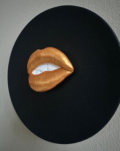 Keramieken bord zwart met gouden 3D mond – 16 cm handgemaakt