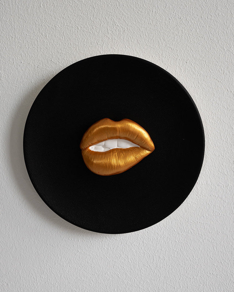 Keramieken bord zwart met gouden 3D mond – 16 cm handgemaakt