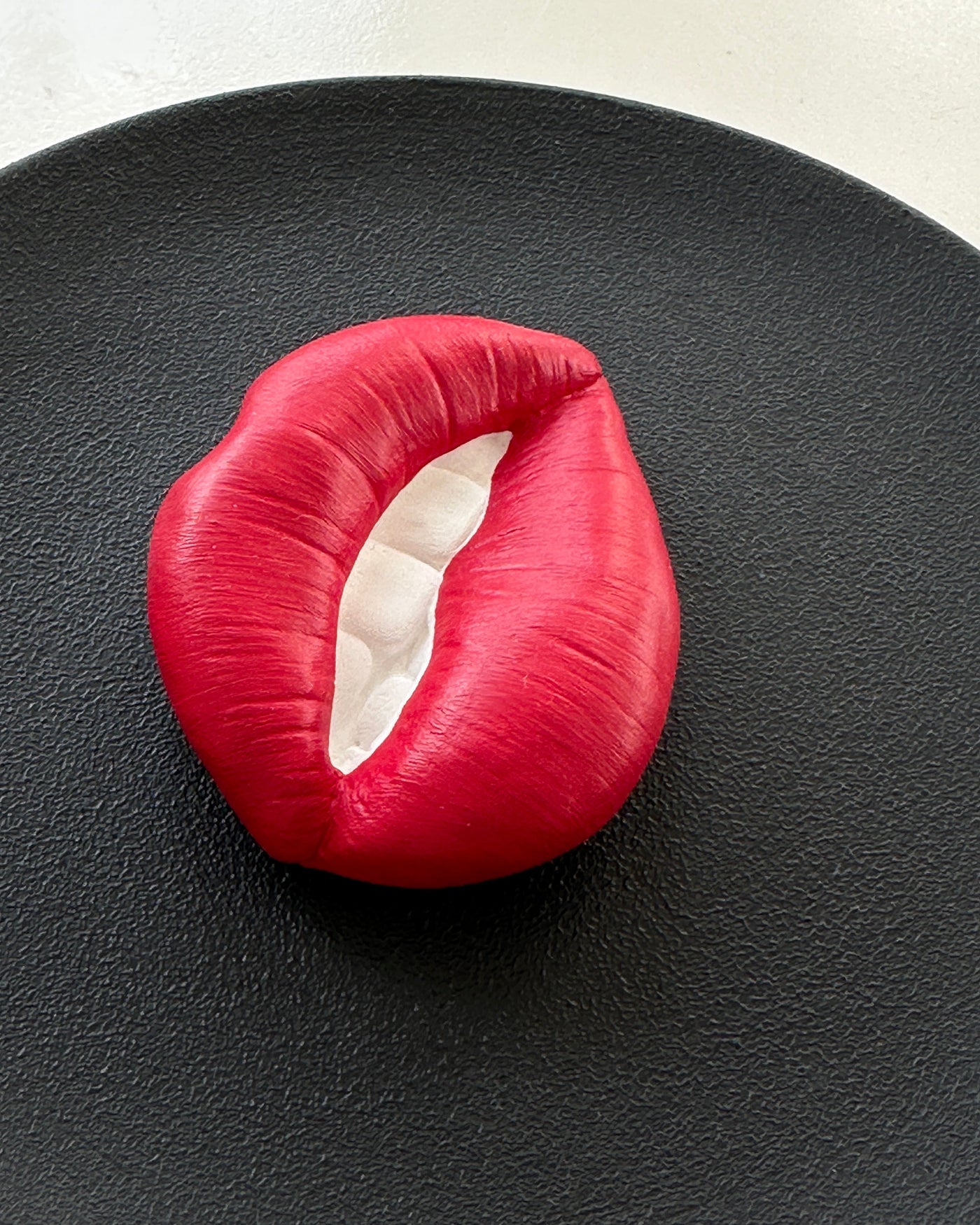 Keramieken bord zwart met rode 3D mond – 16 cm handgemaakt