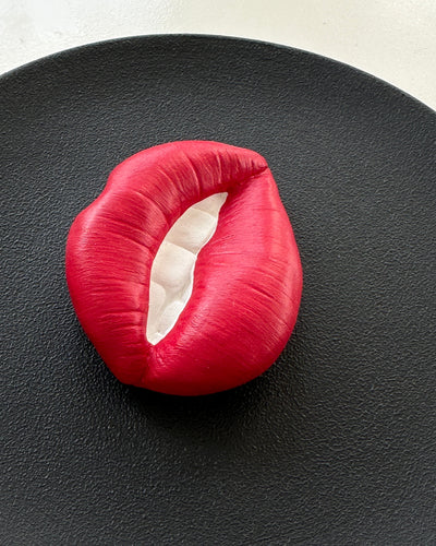 Keramieken bord zwart met rode 3D mond – 16 cm handgemaakt