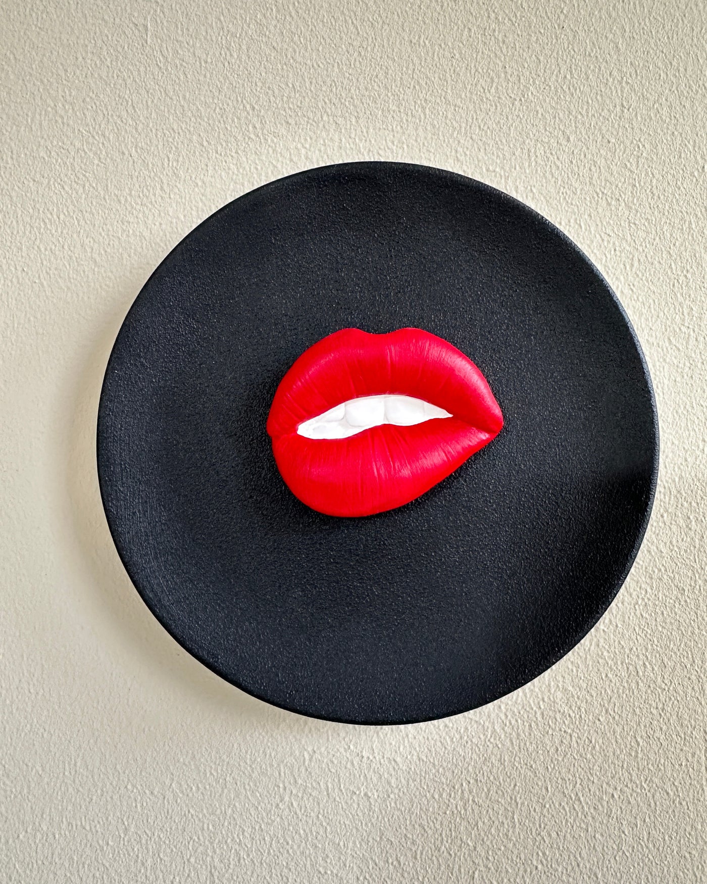 Keramieken bord zwart met rode 3D mond – 16 cm handgemaakt