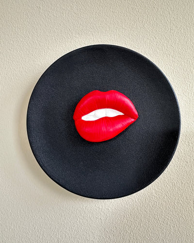 Keramieken bord zwart met rode 3D mond – 16 cm handgemaakt