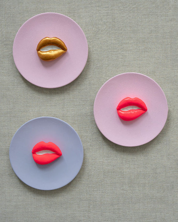 Keramieken bord licht roze met gouden 3D mond – 16 cm handgemaakt