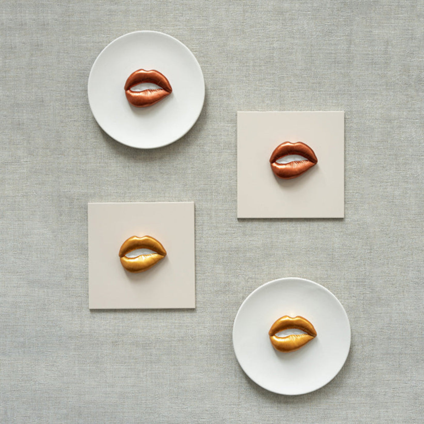 Keramieken bord off-white met gouden 3D mond – 16 cm handgemaakt