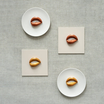 Keramieken bord off-white met gouden 3D mond – 16 cm handgemaakt