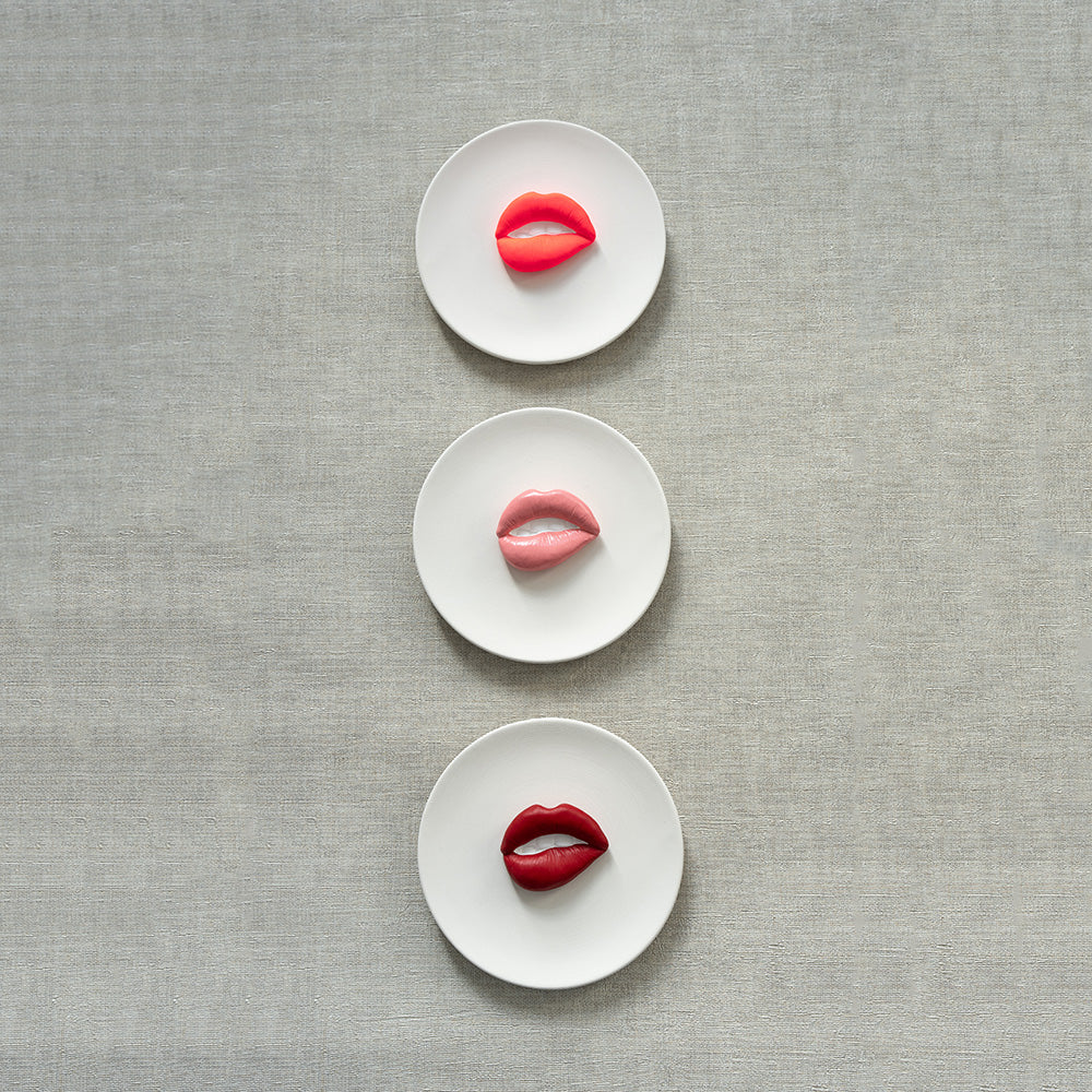 Keramieken bord off-white met roze 3D mond – 16 cm handgemaakt