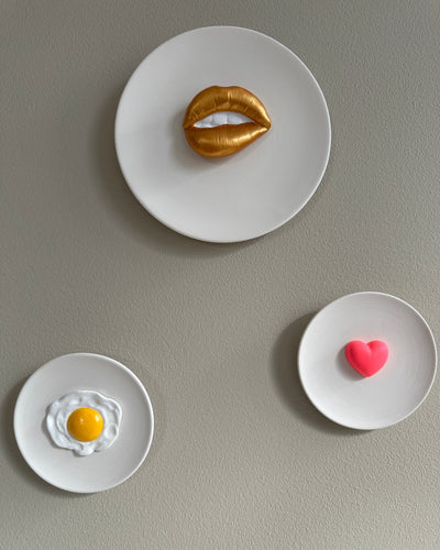 Keramieken mini wandbordje off-white met 3D gebakken ei - 10 cm