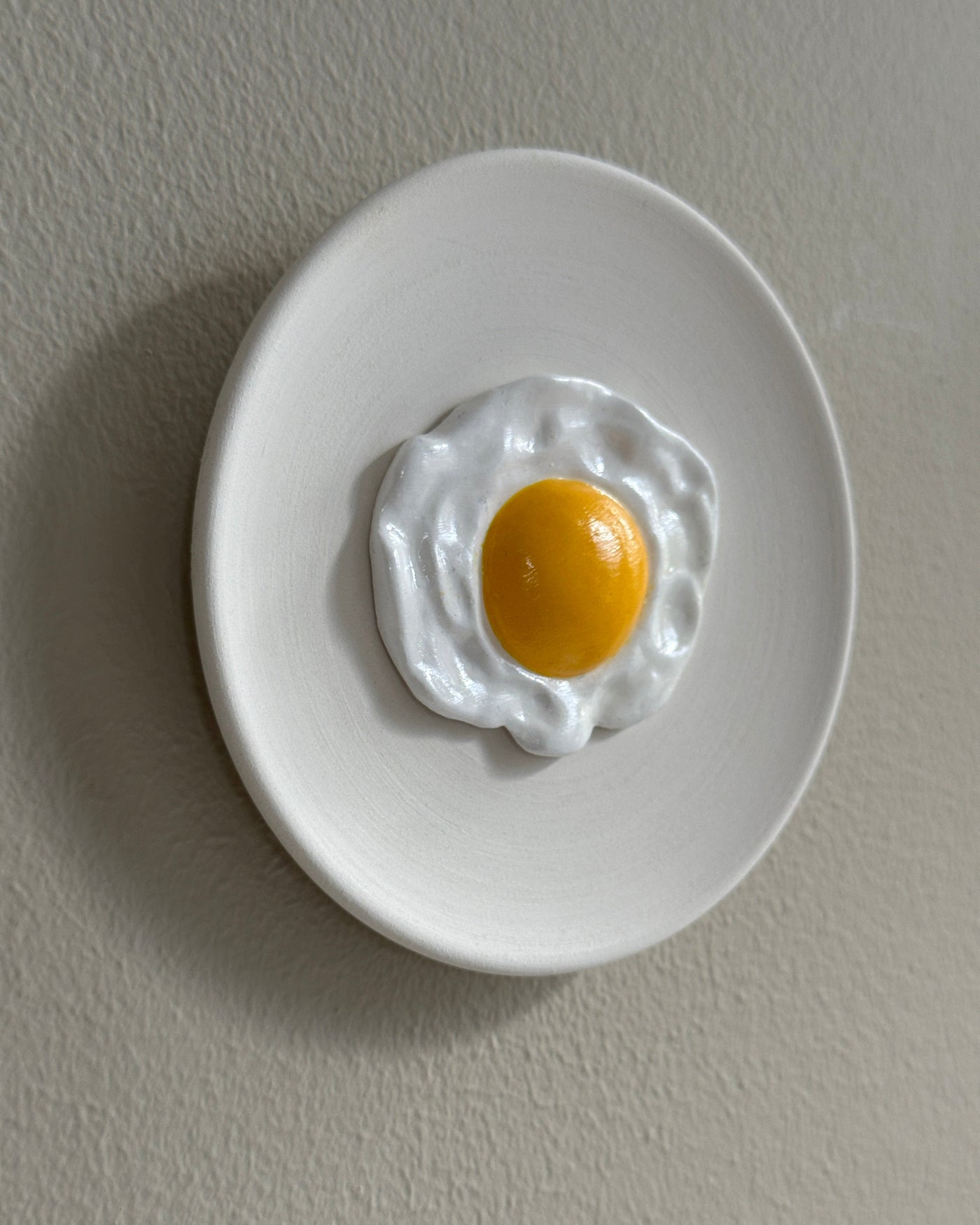 Keramieken mini wandbordje off-white met 3D gebakken ei - 10 cm