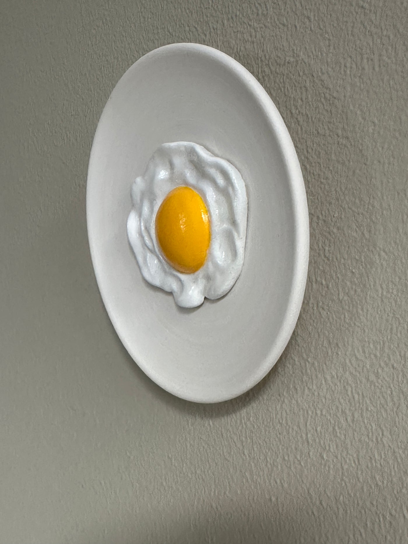 Keramieken mini wandbordje off-white met 3D gebakken ei - 10 cm
