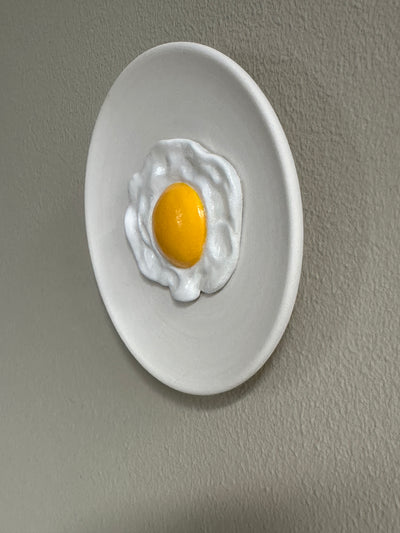 Keramieken mini wandbordje off-white met 3D gebakken ei - 10 cm