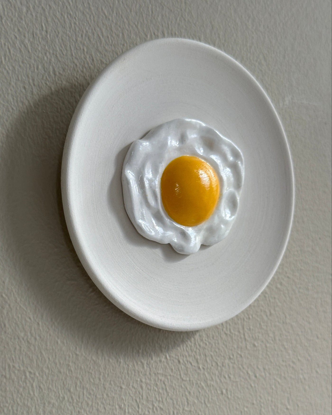 Keramieken mini wandbordje off-white met 3D gebakken ei - 10 cm