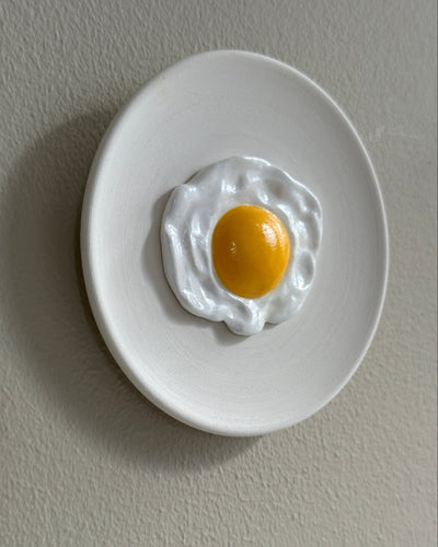 Keramieken mini wandbordje off-white met 3D gebakken ei - 10 cm