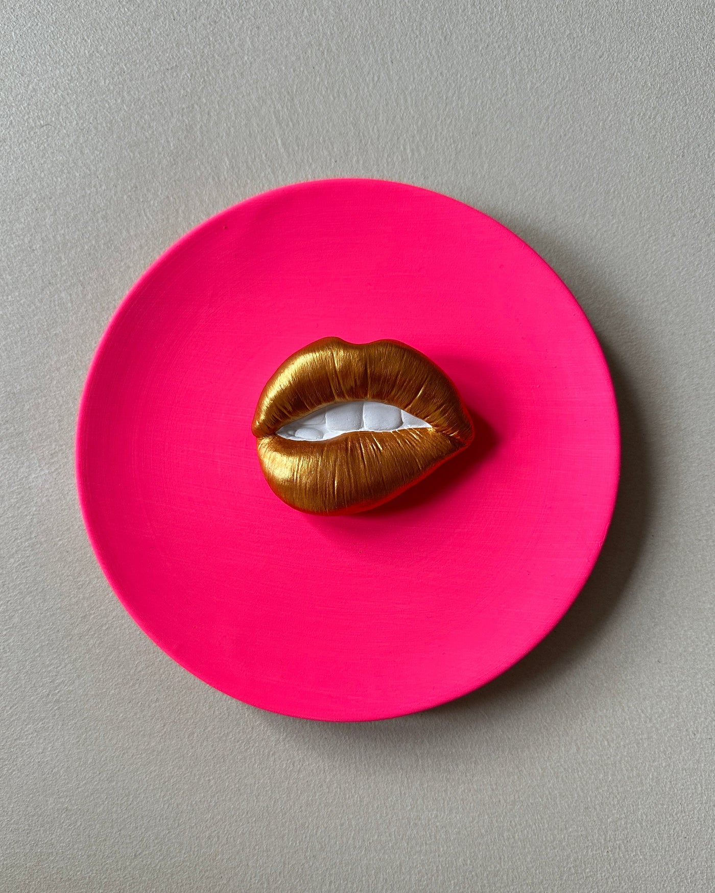 Keramieken bord neon met gouden 3D mond – 16 cm