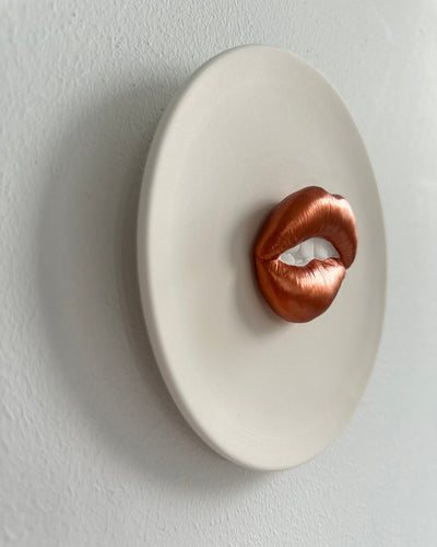 Keramieken bord off-white met koperen 3D mond – 16 cm handgemaakt