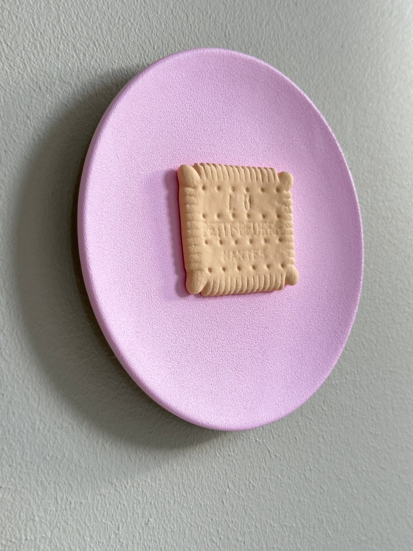 Keramieken bord licht roze met 3D Lu biscuit – 16 cm handgemaakt
