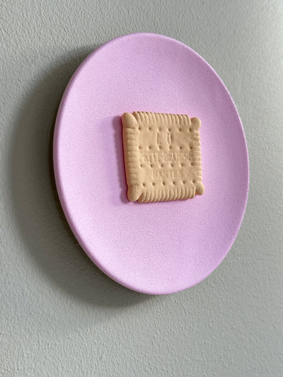Keramieken bord licht roze met 3D Lu biscuit – 16 cm handgemaakt