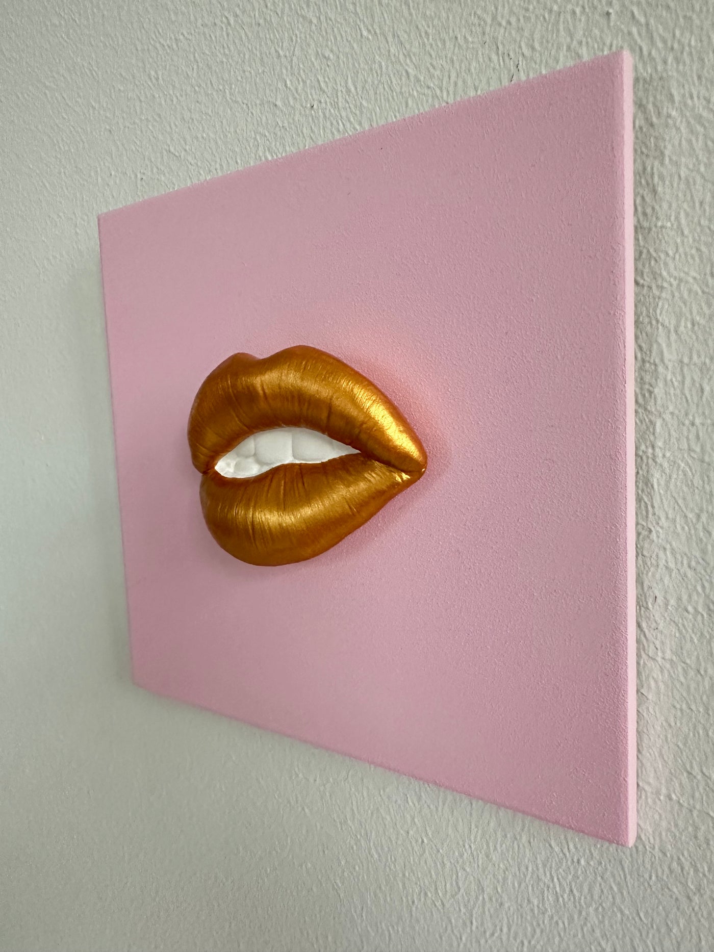 Keramieken tegel roze met gouden 3D mond – 15×15 cm handgemaakt