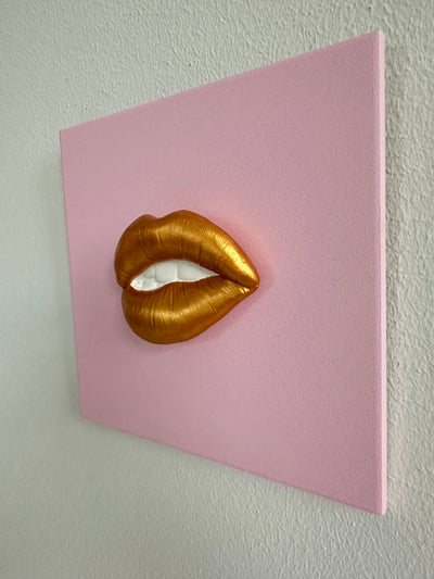 Keramieken tegel roze met gouden 3D mond – 15×15 cm handgemaakt