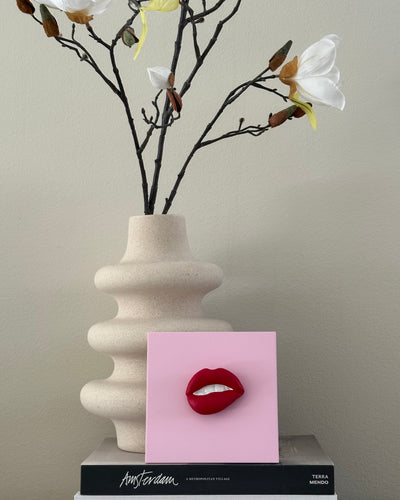 Keramieken tegel roze met rode 3D mond – 15×15 cm handgemaakt