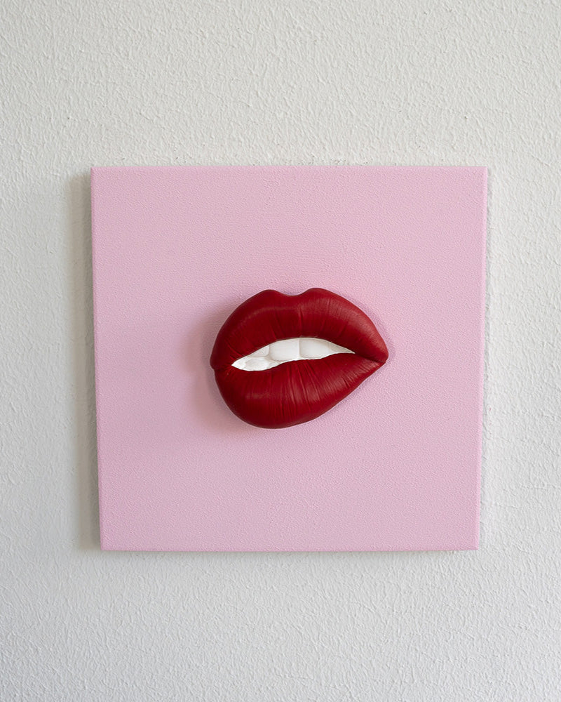 Keramieken tegel roze met rode 3D mond – 15×15 cm handgemaakt