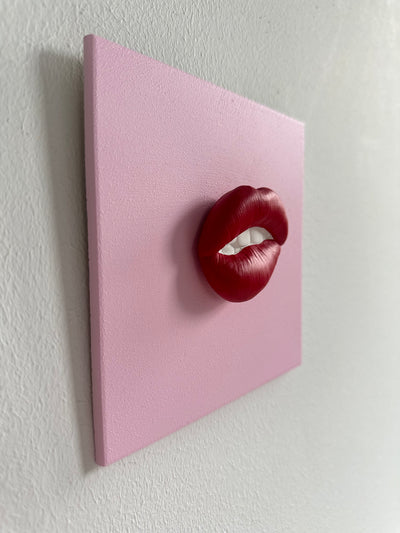 Keramieken tegel roze met rode 3D mond – 15×15 cm handgemaakt