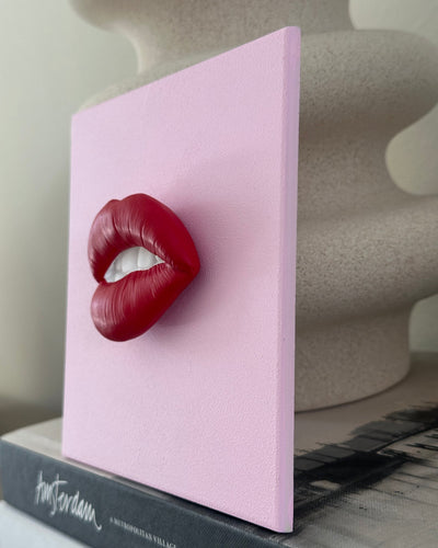 Keramieken tegel roze met rode 3D mond – 15×15 cm handgemaakt