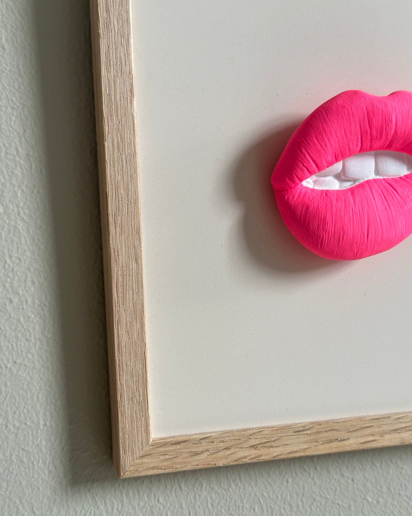 Keramieken tegel met handgemaakte 3D mond bubblegum  - inclusief licht eiken lijstje