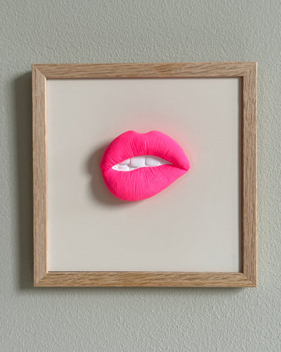 Keramieken tegel met handgemaakte 3D mond bubblegum  - inclusief licht eiken lijstje