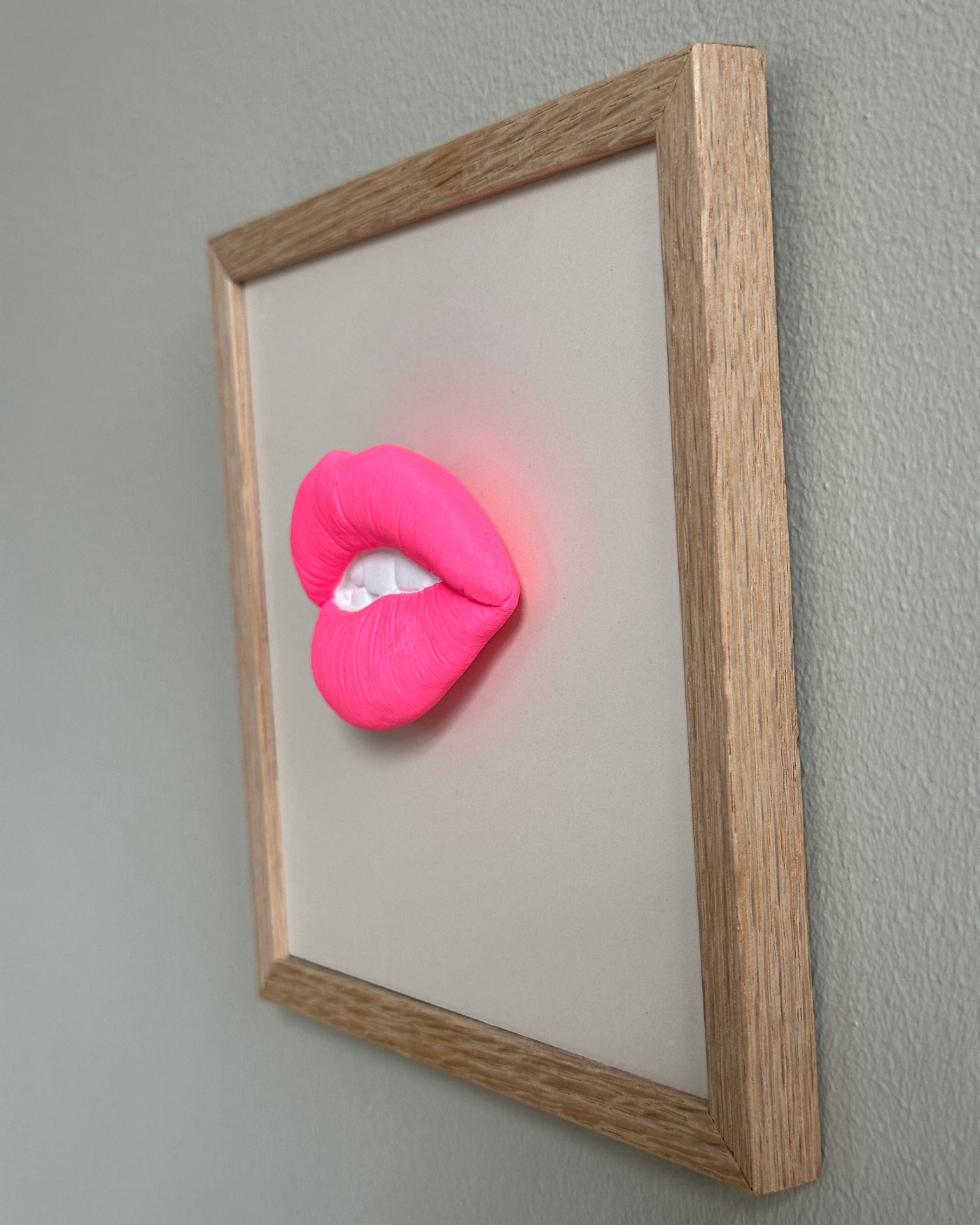 Keramieken tegel met handgemaakte 3D mond bubblegum  - inclusief licht eiken lijstje